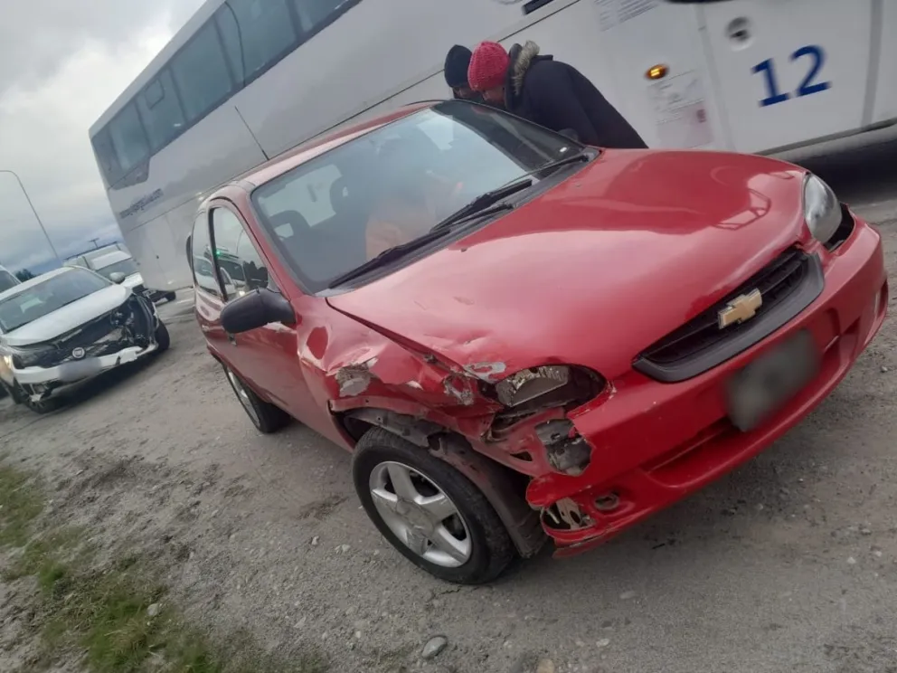 Daños materiales tras violenta colisión entre dos autos frente a Invap