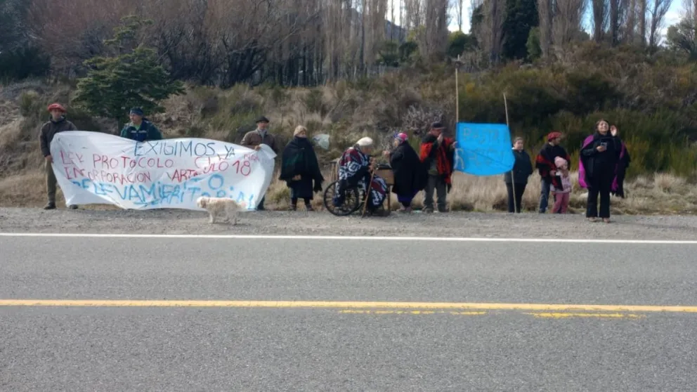 Comunidades mapuches cortaron la Ruta 40 para que Neuquén avance en el relevamiento territorial