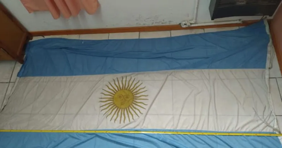 Una madre devolvió una bandera que había robado su hijo con dos amigos