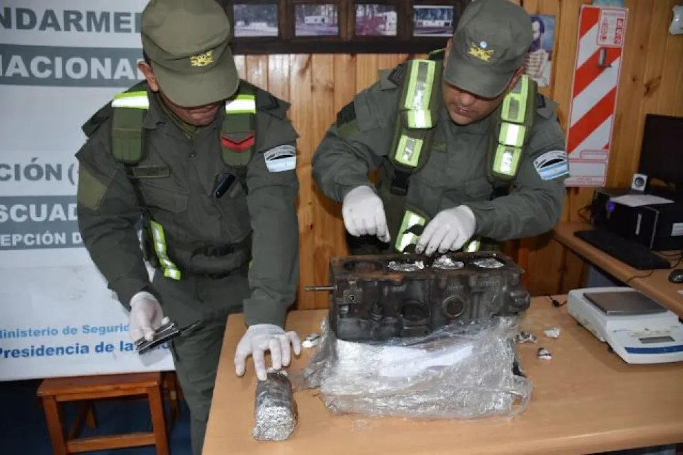Detuvieron a dos personas que fueron a retirar un motor de auto con marihuana adentro