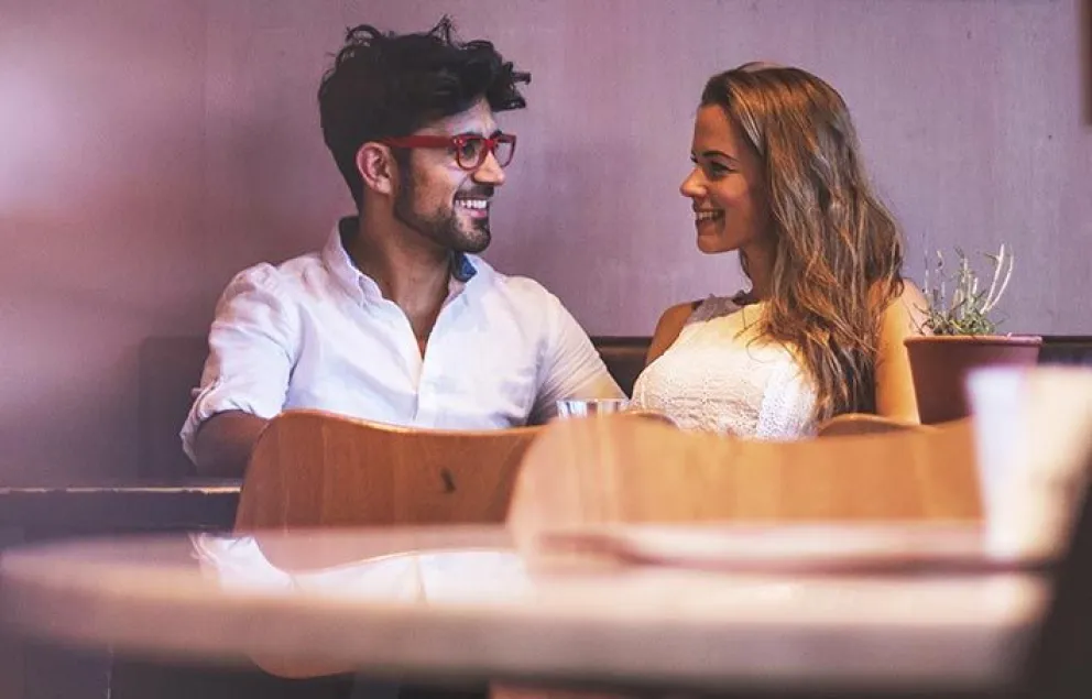La magia de la primera impresión zodiacal: ¿Cómo enamoran los signos?