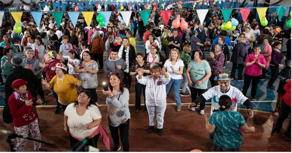 Los adultos mayores disfrutaron a más no poder de la fiesta de la primavera