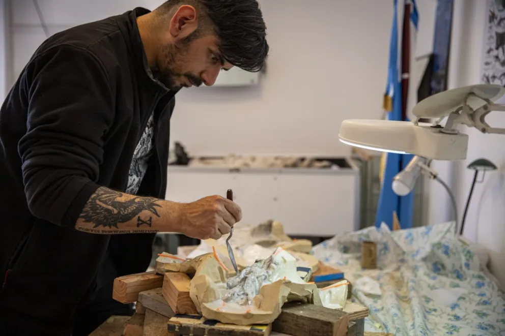 Dos técnicos están haciendo réplicas para lo que será el Paleoparque de Comallo