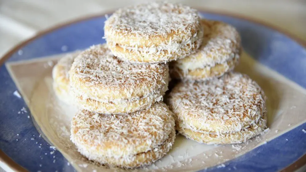 Ideal para el finde: hacé galletitas de coco rellenas con mermelada