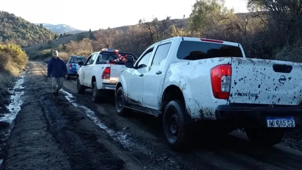Una familia quedó varada en el barro, pidieron ayuda y sus rescatistas también quedaron empantanados