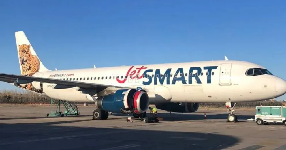 Avión de JetSmart aterrizó de emergencia en Neuquén por falla en un motor