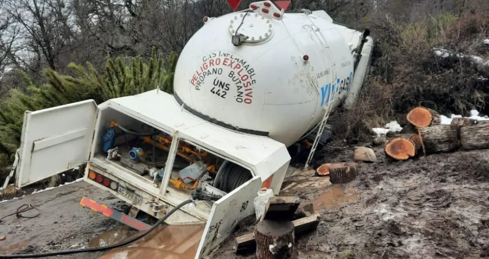 Un camión terminó encajado en el barro y tuvo que ser asistido por guardaparques 