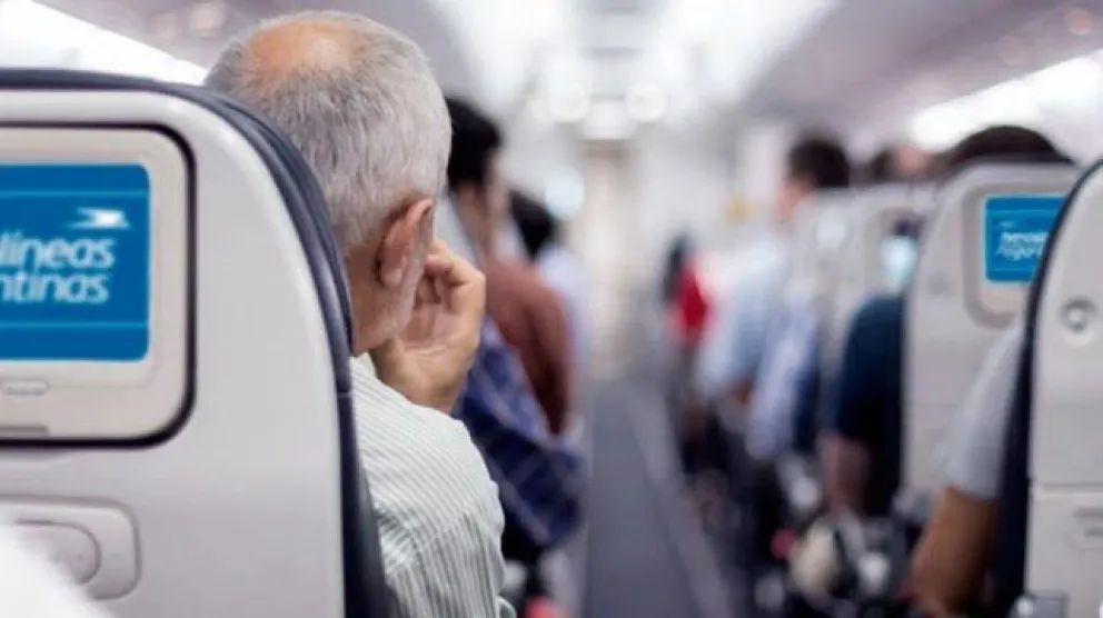 Jubilados de ANSES: cómo comprar pasajes de avión más baratos para viajar por Argentina