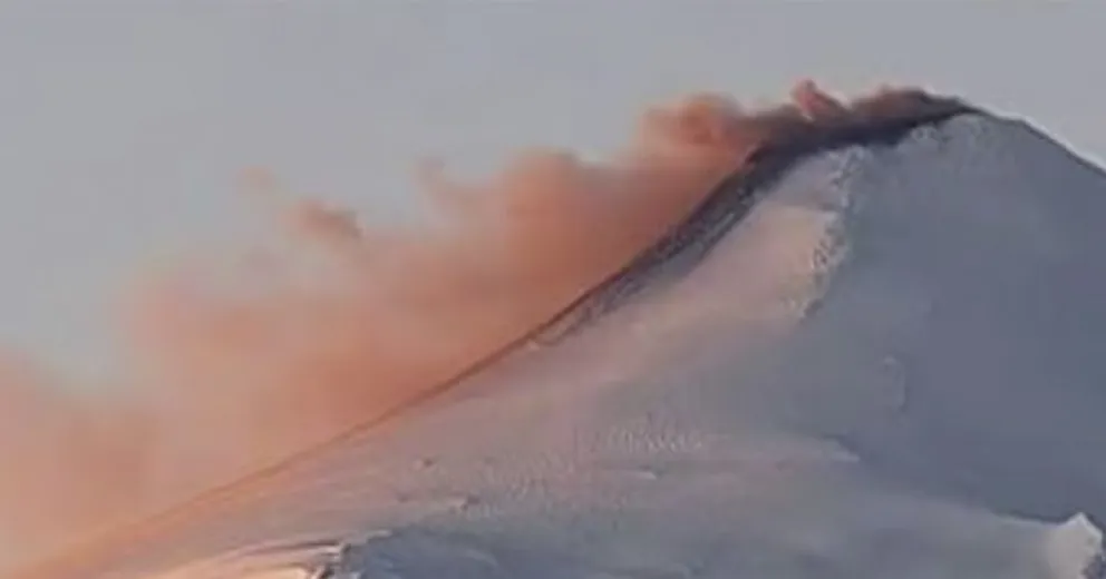 Cambió el color de la fumarola del Villarica y comenzó a emitir cenizas