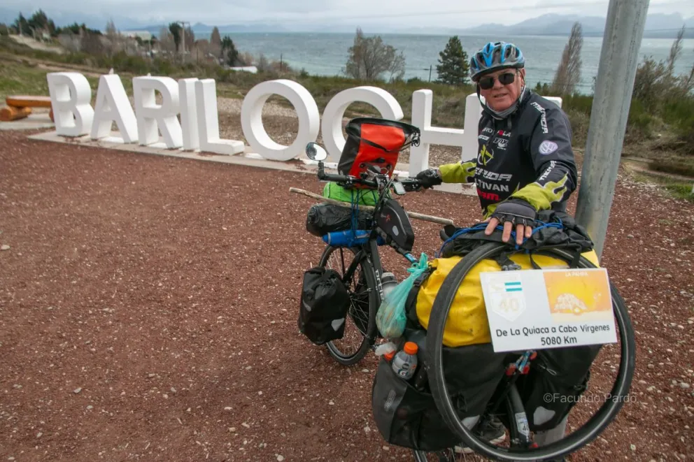 Llegó a Bariloche Gabriel, tiene 67 años y viene pedaleando desde La Quiaca