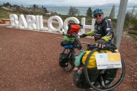 Llegó a Bariloche Gabriel, tiene 67 años y viene pedaleando desde La Quiaca