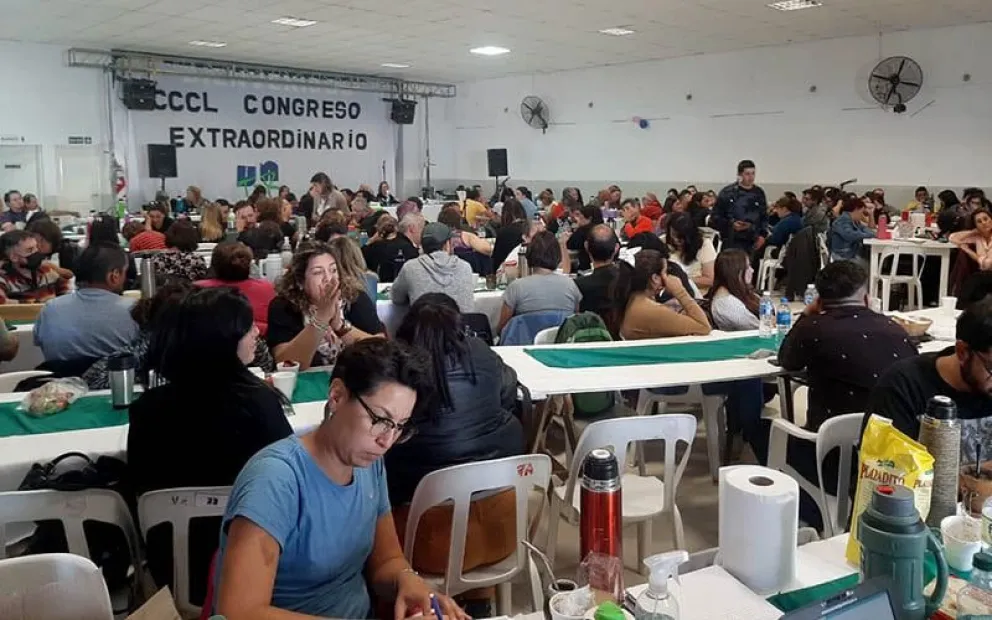 Docentes de Río Negro sorprendidos por reducción en el pago del bono de $30.000