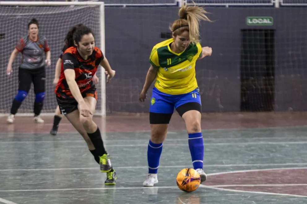 Las chicas juegan la vuelta de los cuartos de final de futsal
