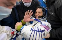Tres astronautas regresaron a la Tierra tras estar más de un año varados en el espacio