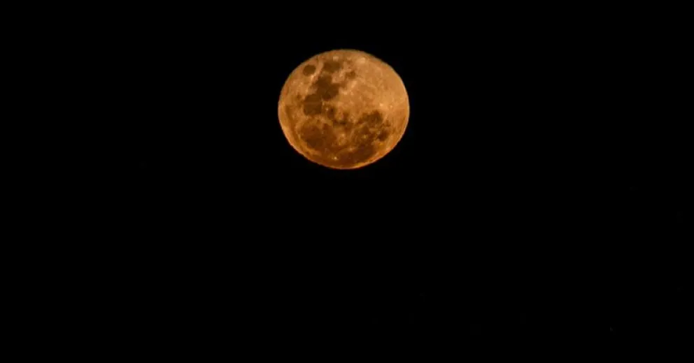 Espectacular "luna de cosecha" cautivó a turistas y residentes: así se vio desde Bariloche
