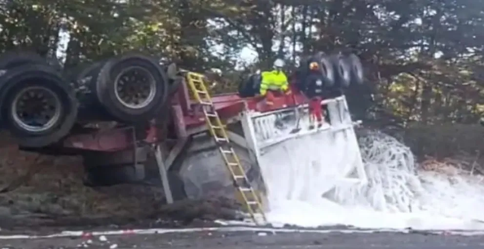 Bomberos trabajan en remover la carga que derramó el camión que volcó en Cardenal Samoré