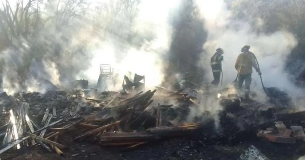 Perdieron el control de una quema y el fuego consumió por completo un galpón