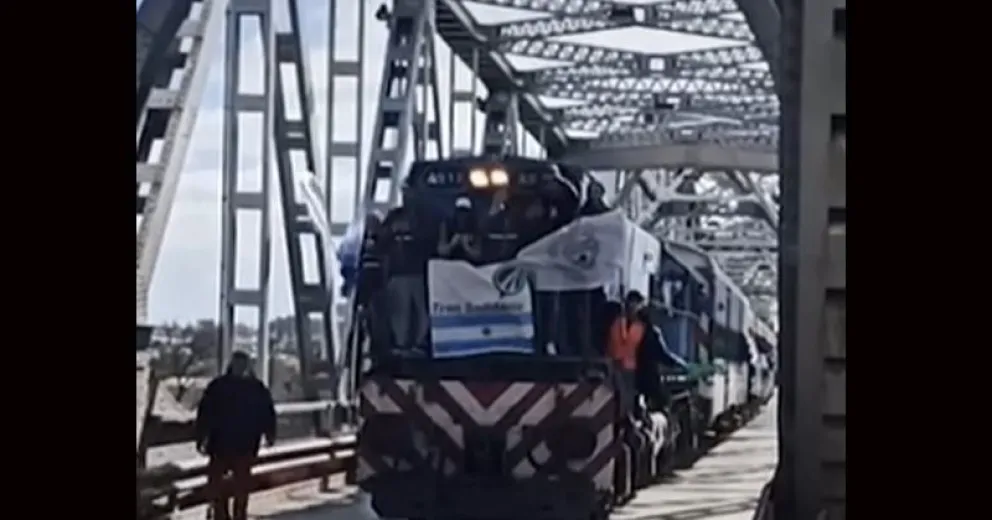 Pasó por Jacobacci un tren haciendo solidaridad y chequeando vías