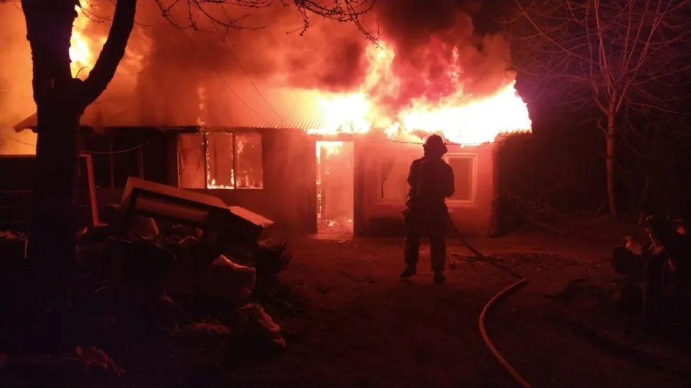 Un termotanque a leña causó un incendio y una casa quedó destruida por las llamas