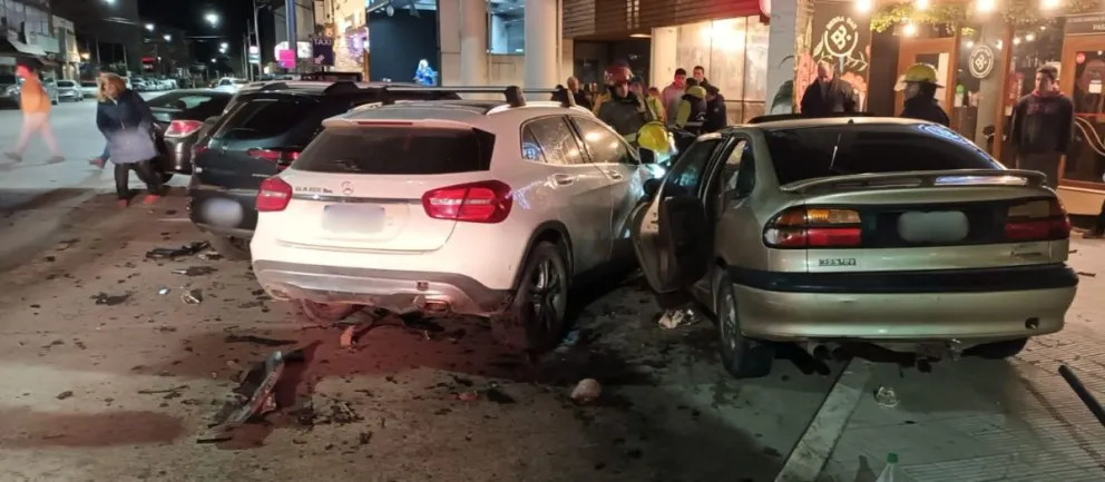 Violenta colisión múltiple durante la madrugada: cinco vehículos involucrados