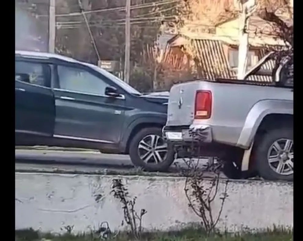 Otro accidente múltiple: tres autos involucrados en colisión en cadena en Avenida Bustillo