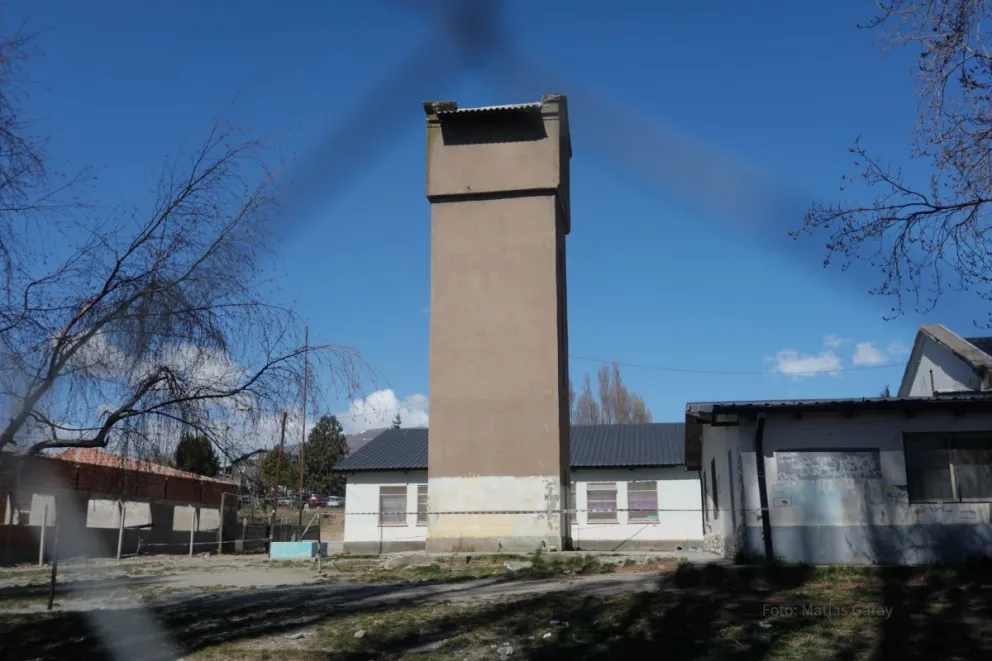 Temen que caiga la torre del tanque de agua en la escuela 267
