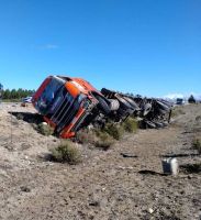 Volcó un camión chileno en la Ruta 40 Sur