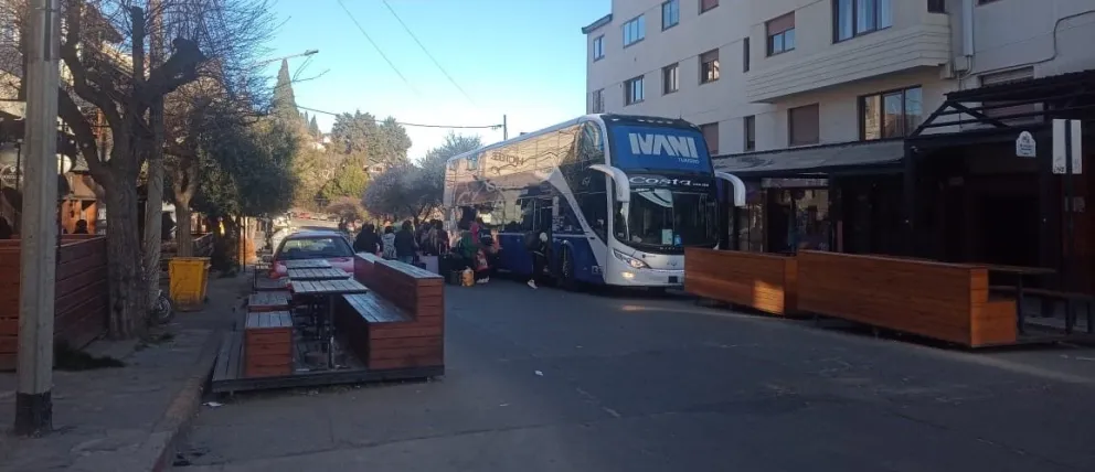 Un micro estudiantil provocó un corte de media hora en Morales y Elflein 