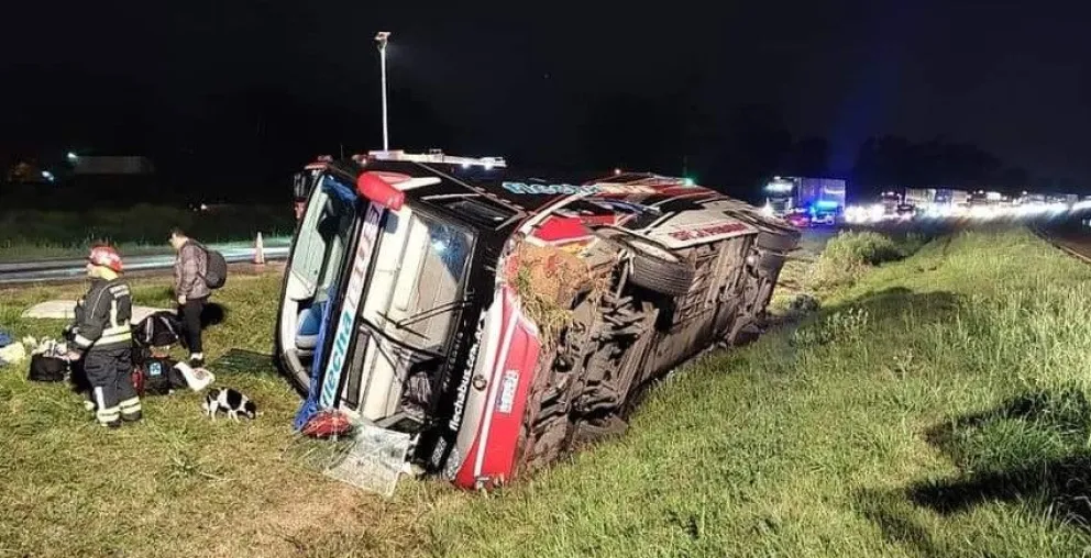 Hubo heridos: volcó en Entre Ríos un micro que transportaba egresados