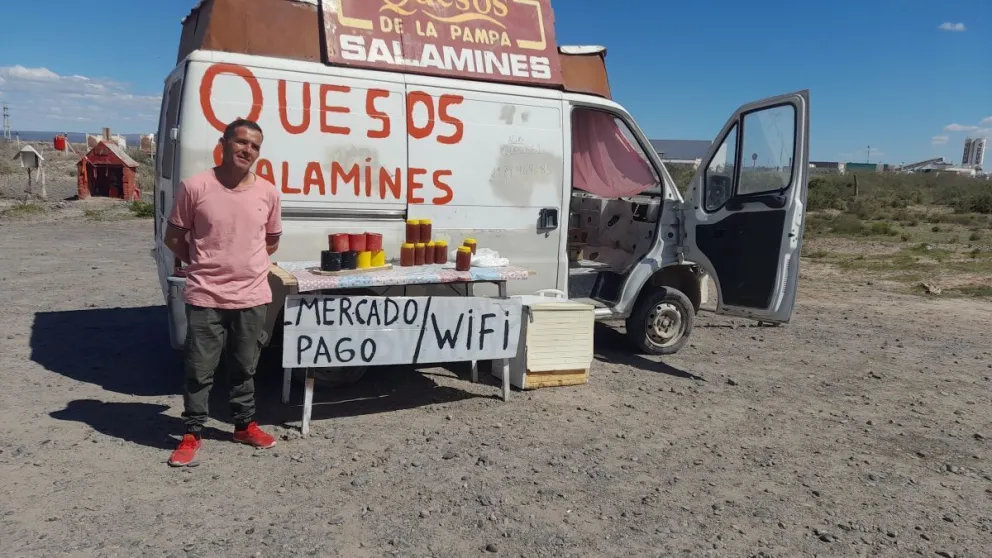 El dueño de Mercado Libre publicó la foto de un vendedor de quesos del Alto Valle y se hizo viral