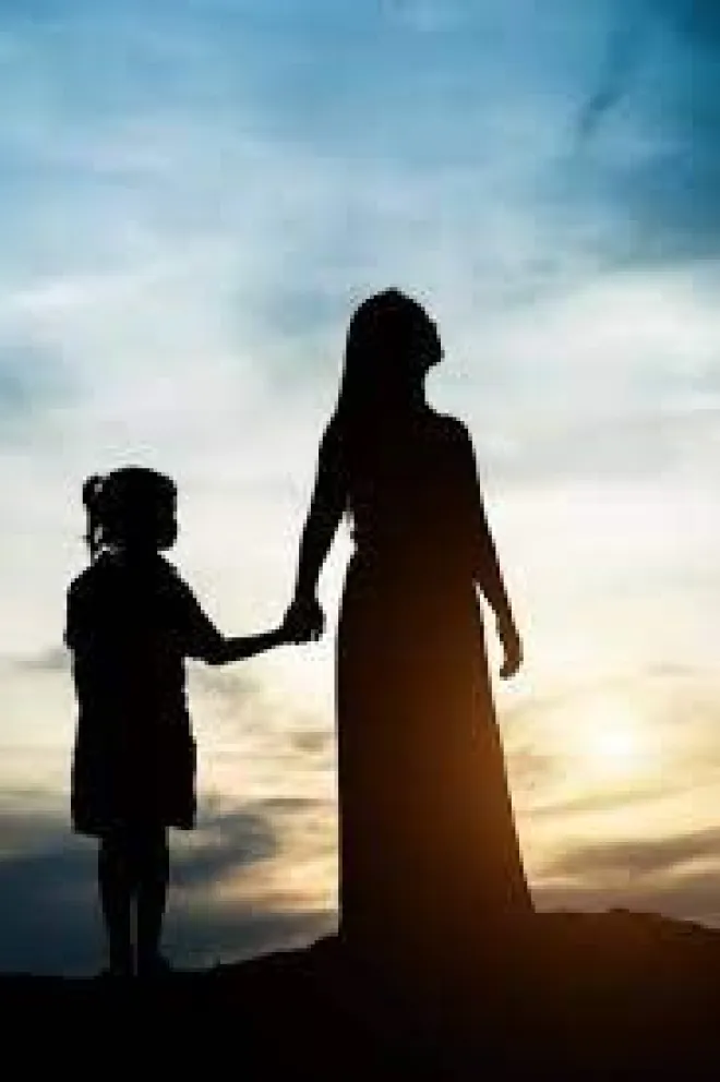 El padre se suicidó tras asesinar a su madre y ahora fue adoptada: conservará el apellido materno
