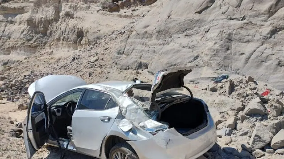 Volcaron por esquivar grandes piedras que había sobre la Ruta 40