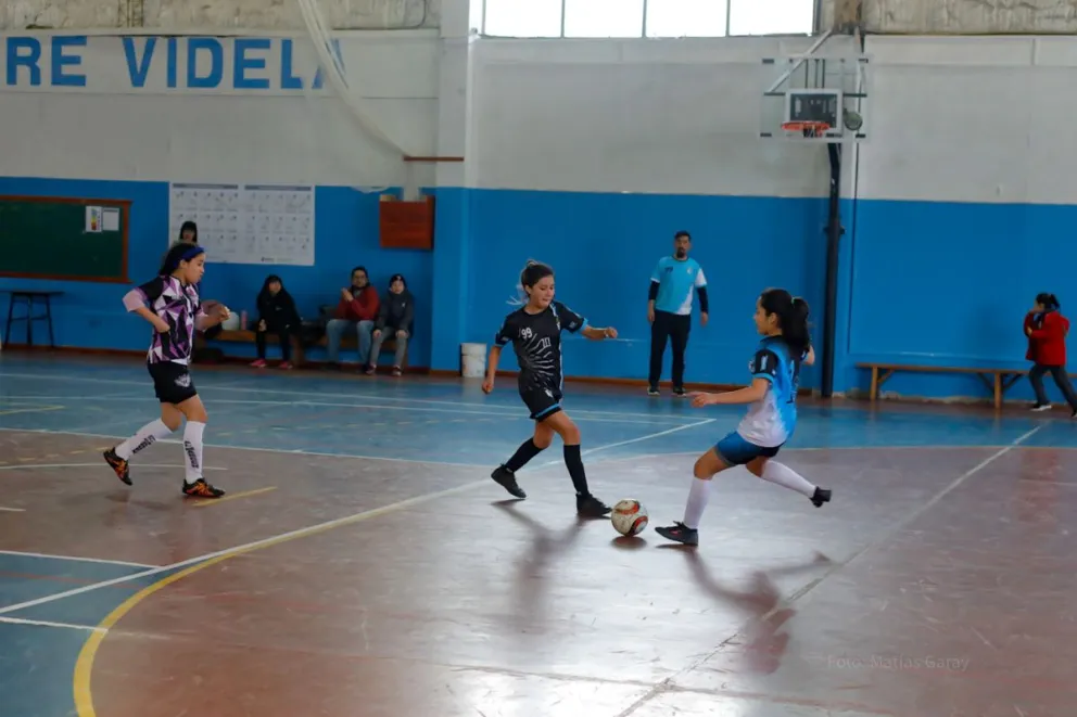 Las chicas salen a la cancha