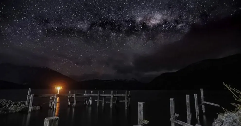 Postal nocturna del cielo barilochense desde lago Mascardi 