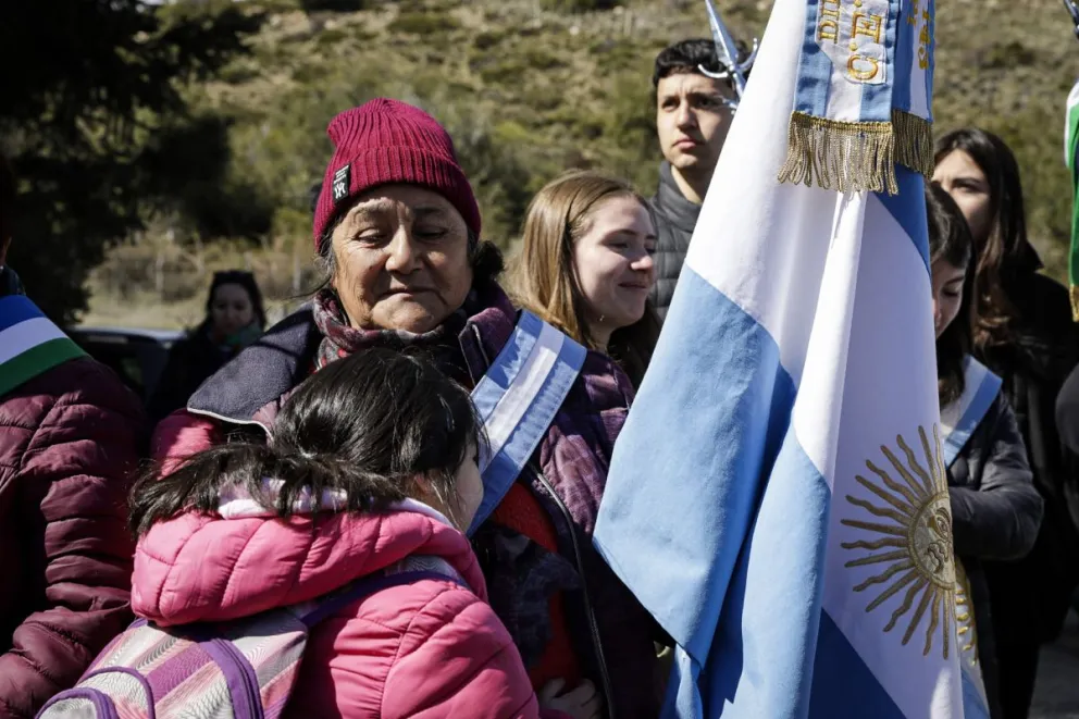 Más de 300 personas abrazaron al río Limay