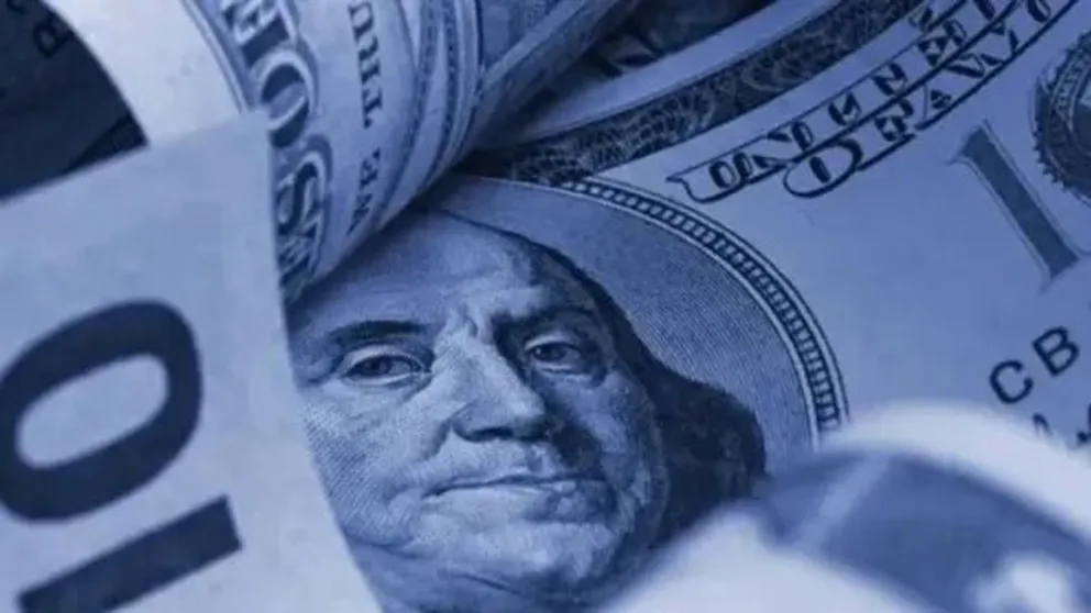 El dólar paralelo supera los $900 y marca un nuevo récord