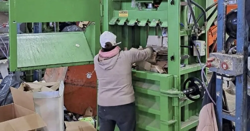 La ARB recibió una nueva compactadora y enfardadora vertical