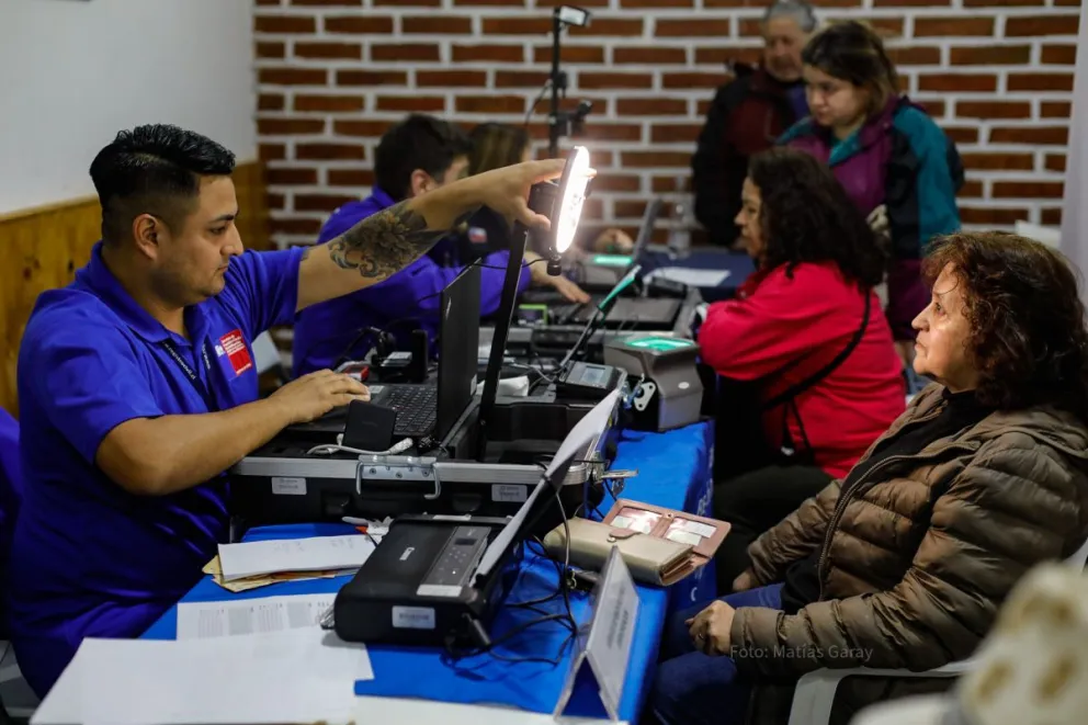 Círculo Chileno Gabriela Mistral, abarrotado de residentes en Bariloche realizando trámites