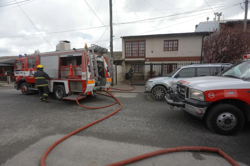 Arduo trabajo de bomberos para controlar un incendio en una vivienda