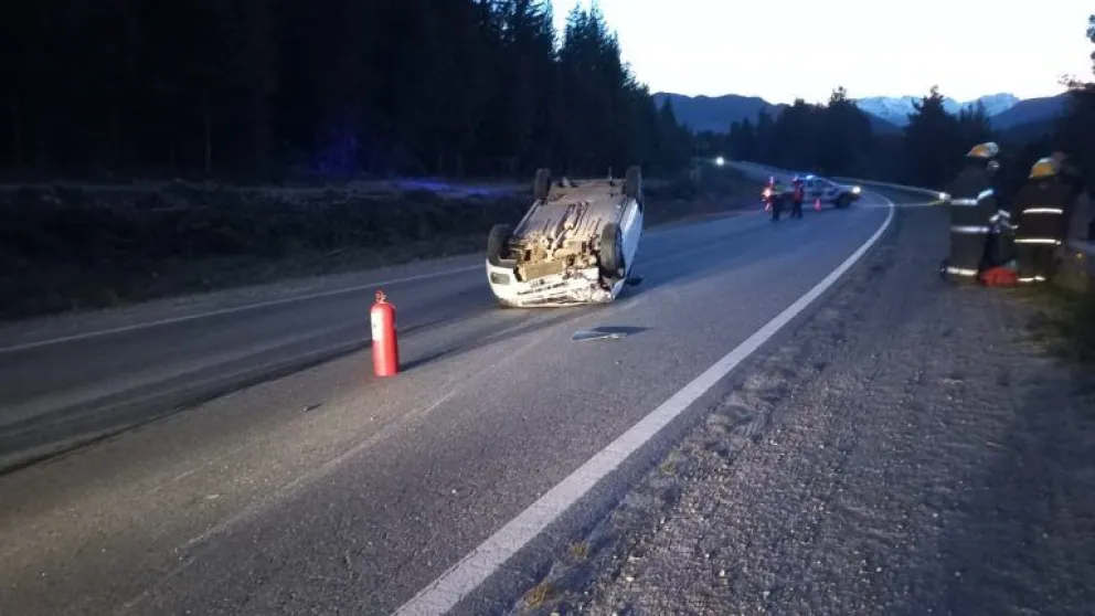 Por esquivar un bache en la Ruta 40 terminó volcando y fue derivada al hospital