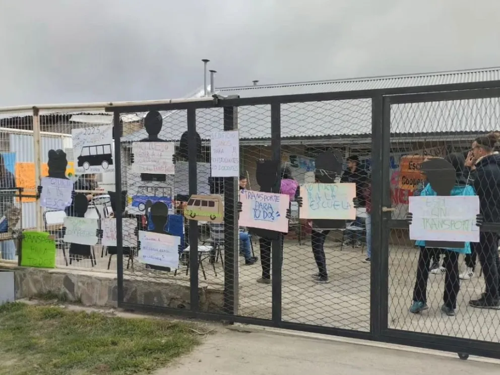 Realizaron un abrazo simbólico a la Laboral 6 reclamando por el transporte escolar