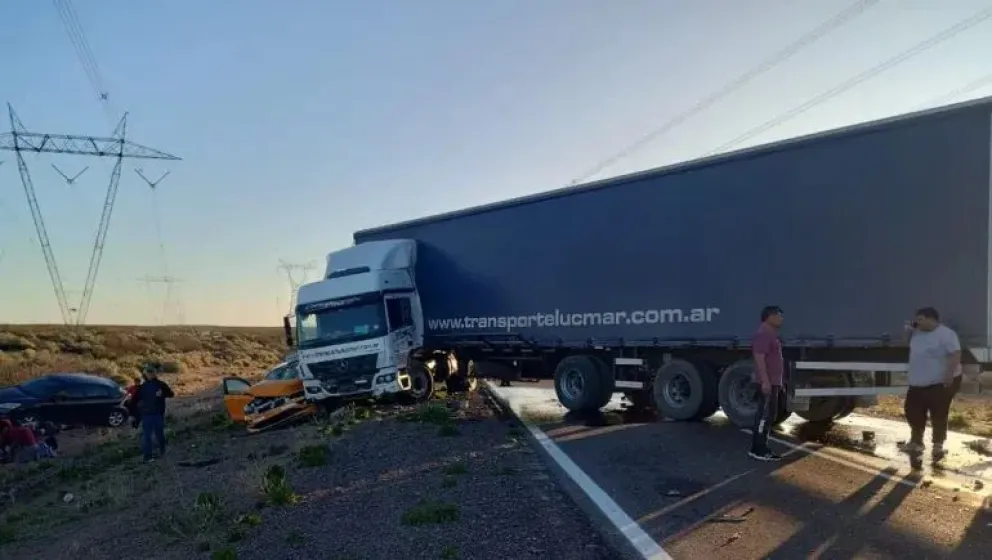Dos taxis chocaron con un camión que venía a Bariloche: Una de las conductoras pide ayuda para ser operada