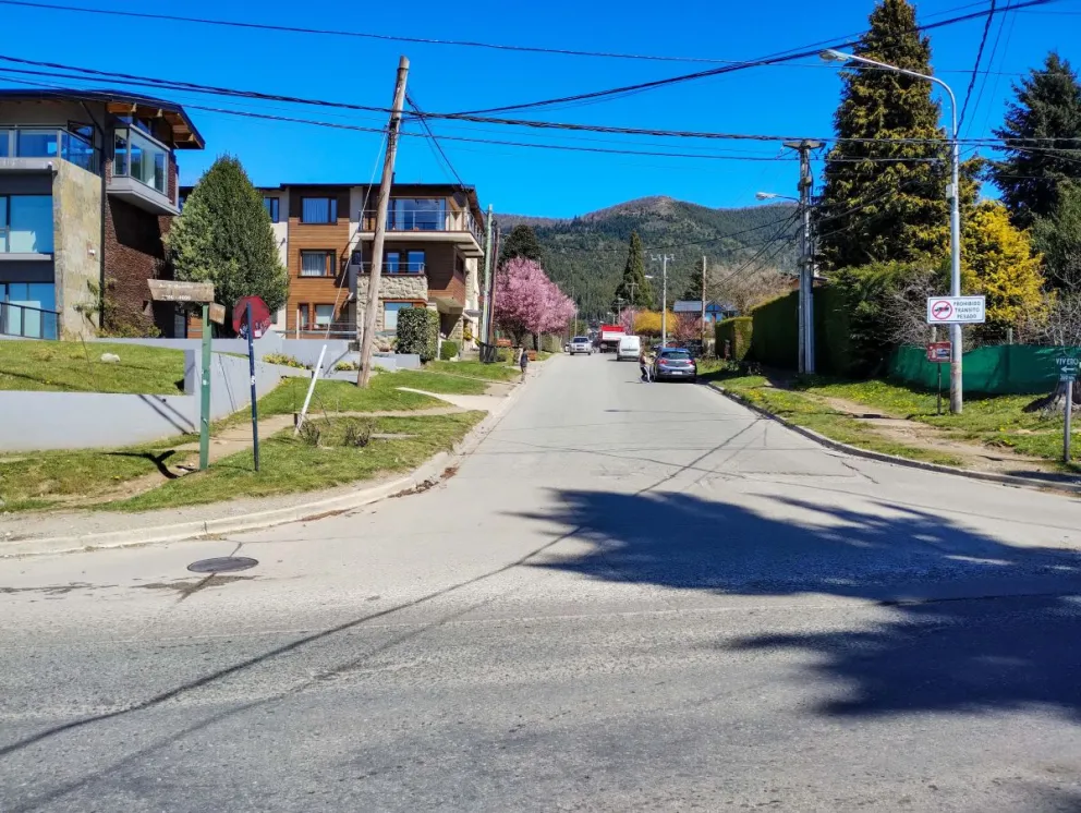 Un perro se asomó a través de una reja y lesionó a una adulta mayor que caminaba por la vereda