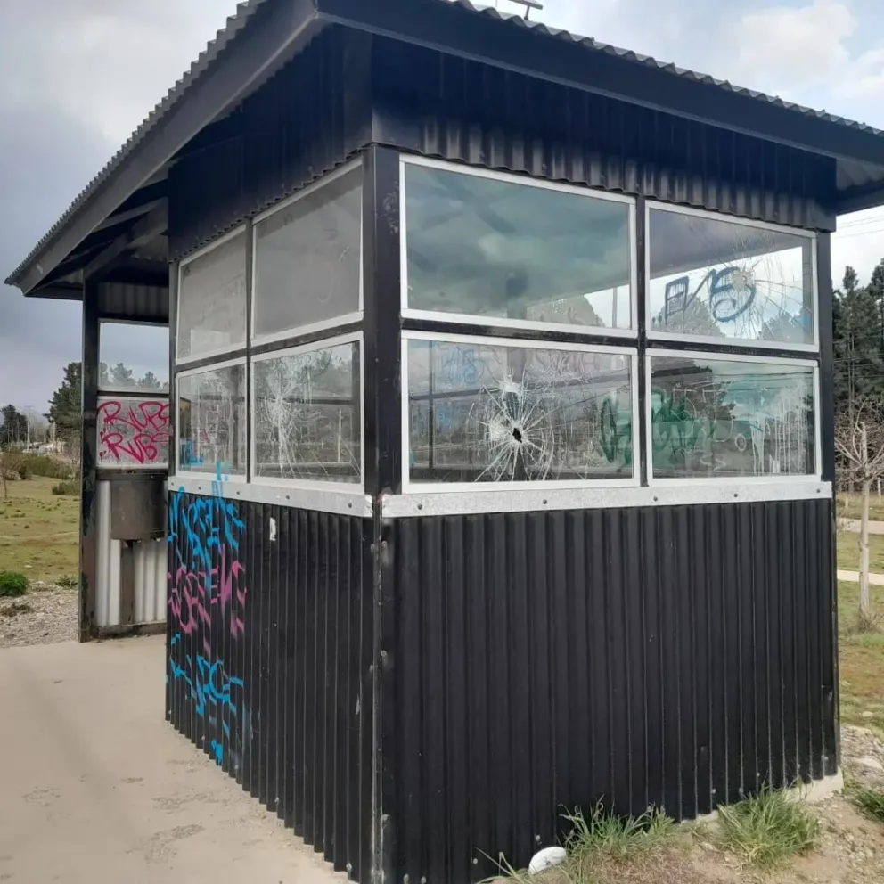 Dina Huapi: Exigen al Municipio que reacondiciones las garitas de colectivos