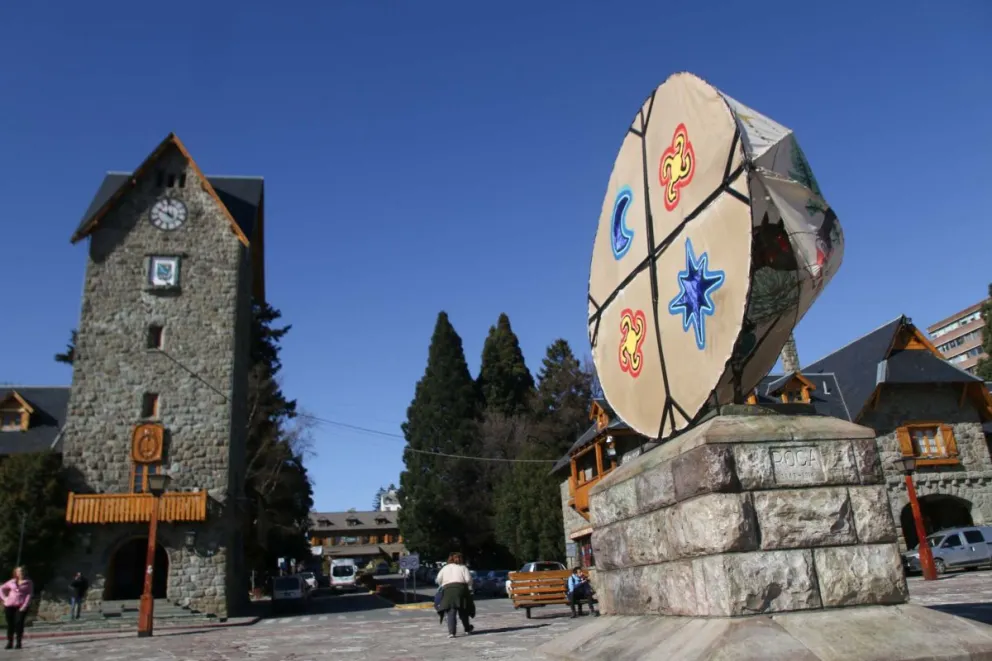 Imagen de archivo donde se observa la estatua ecuestre tapada con un kultrún gigante.