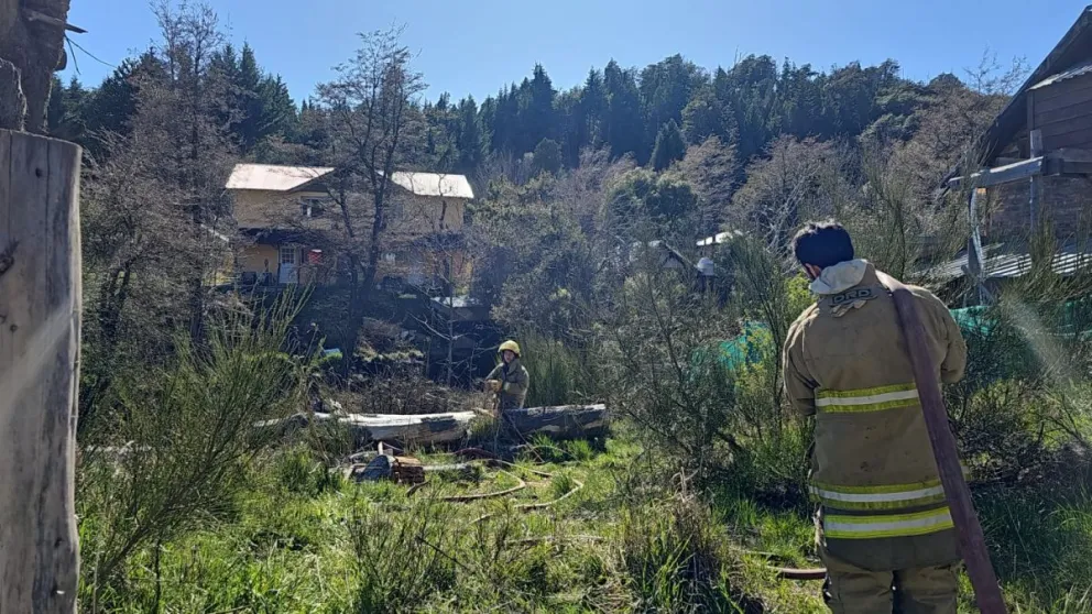 Quema sin control: el SPLIF y bomberos Campanario controlan un incendio en Avenida Bustillo
