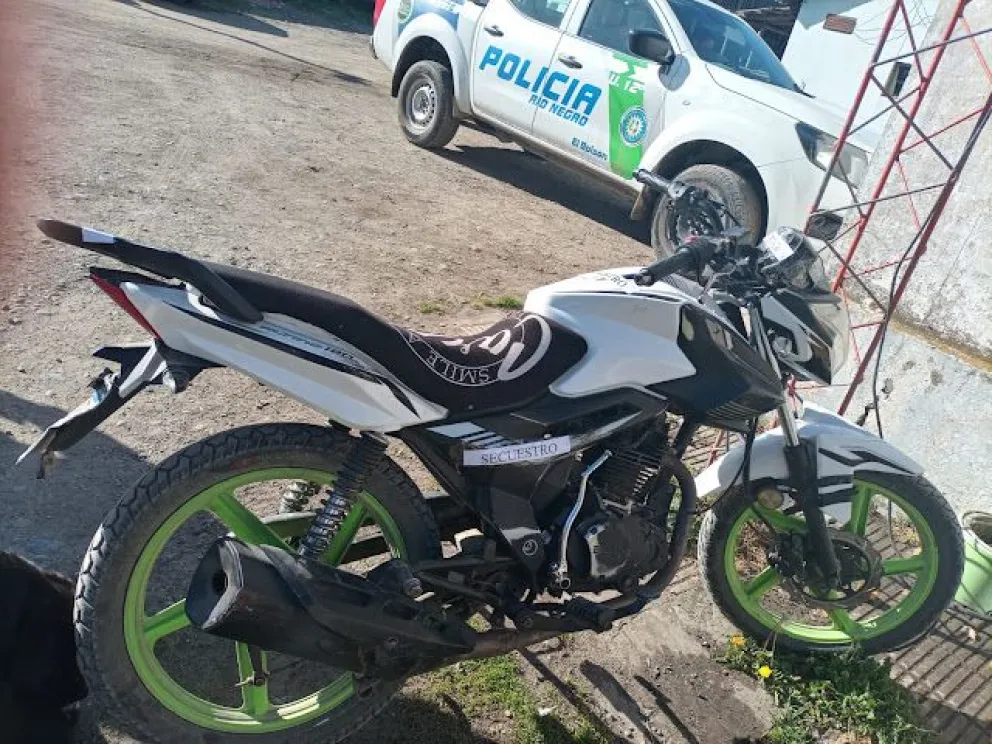 Detienen a una pareja de Bariloche que llevaba "a tiro" una moto robada