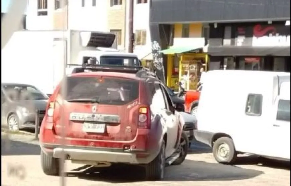 Notifoto: Una conductora estacionó su camioneta en la vereda en plena Onelli 