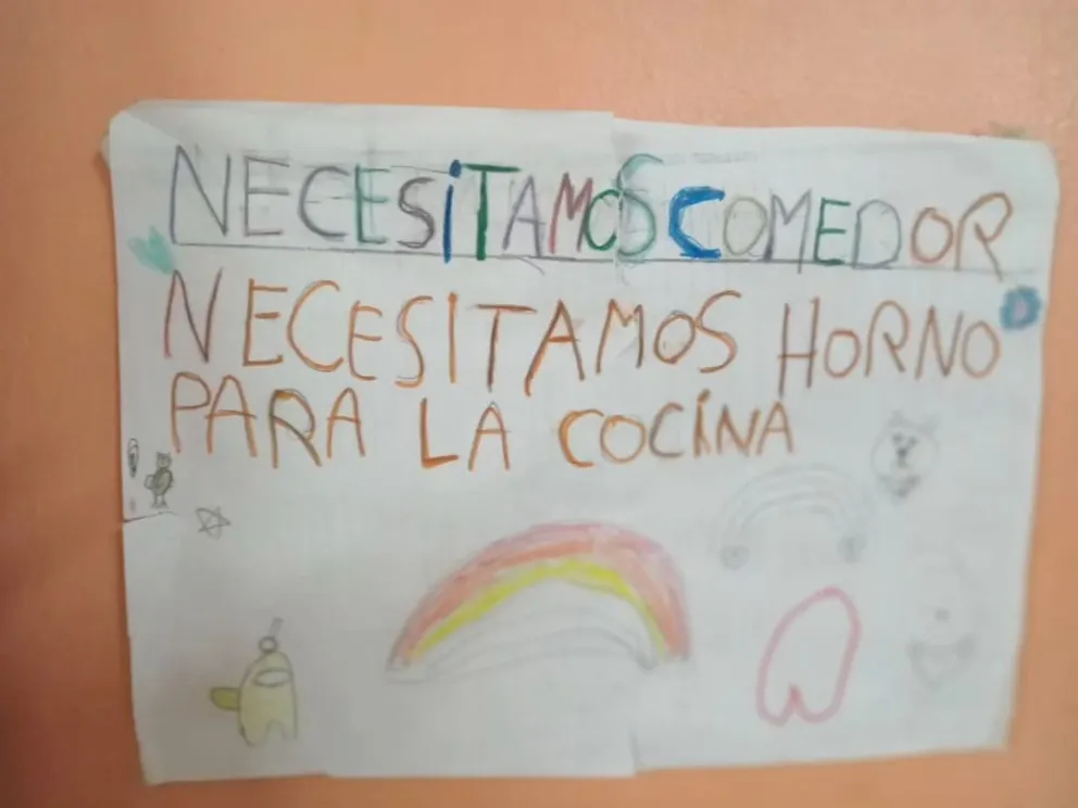 La comunidad educativa de la Escuela Inayen se manifestó reclamando por mejoras edilicias