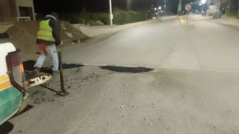 Municipio realiza un operativo de bacheo en Av. Bustillo